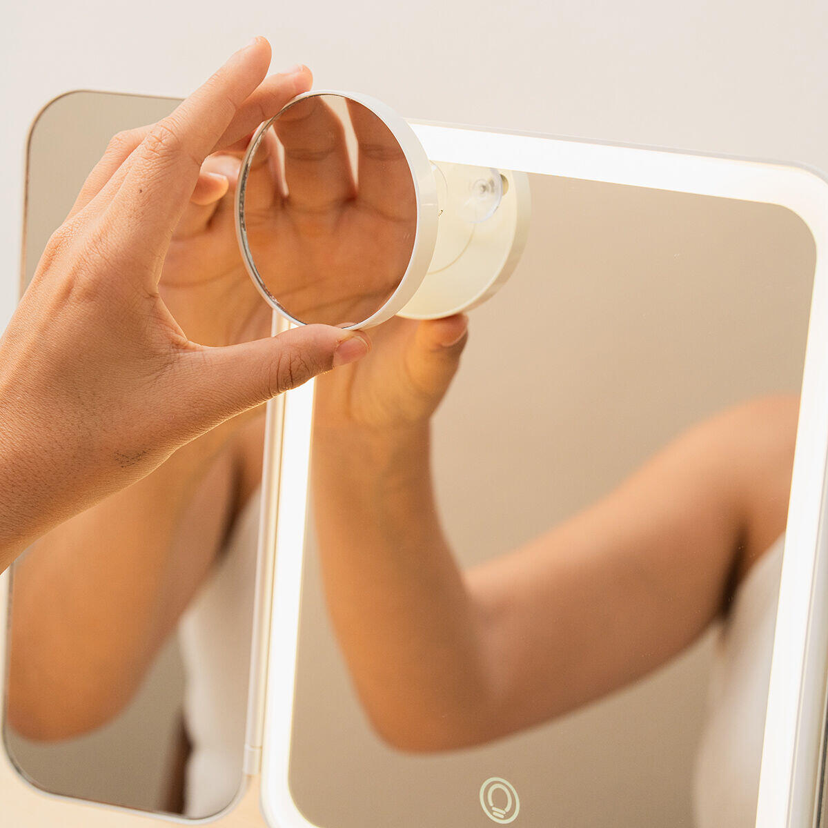 Espejo de Maquillaje Tríptico Recargable con Aumento y Luz