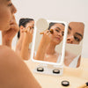 Espejo de Maquillaje Tríptico Recargable con Aumento y Luz