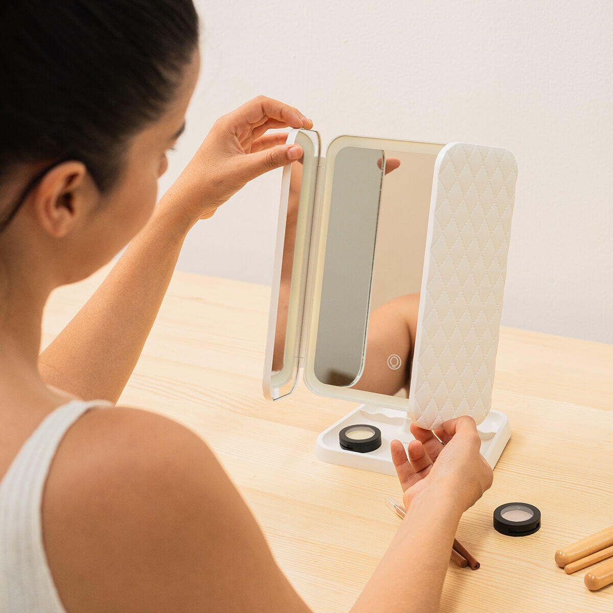 Espejo de Maquillaje Tríptico Recargable con Aumento y Luz