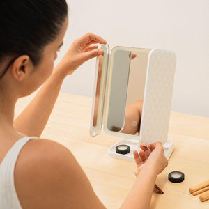 Espejo de Maquillaje Tríptico Recargable con Aumento y Luz
